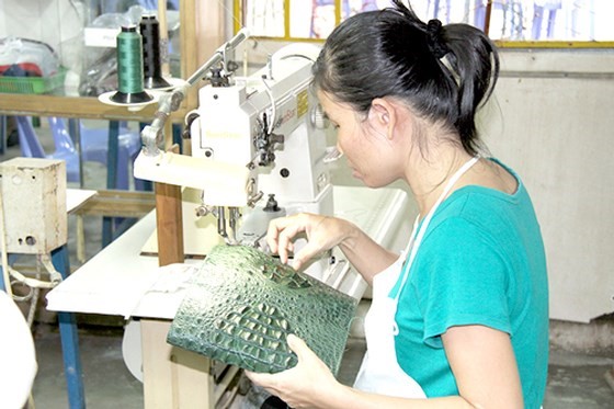 Quy trình để tạo nên một chiếc túi da cá sấu khiến chị em phái nữ say mê